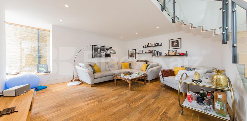 			LET BY!, 2 Bedroom, 1 bath, 1 reception House			 Camden Mews, CAMDEN